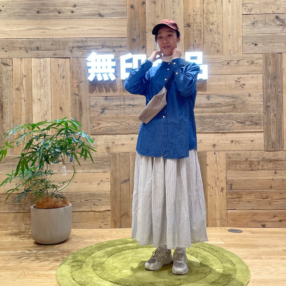 こちらを見ている女性