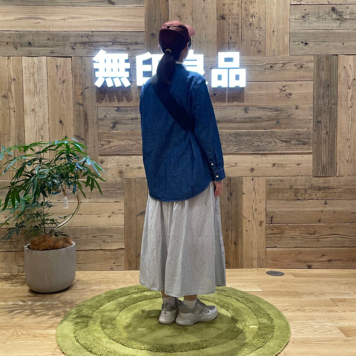 後ろを向いている女性