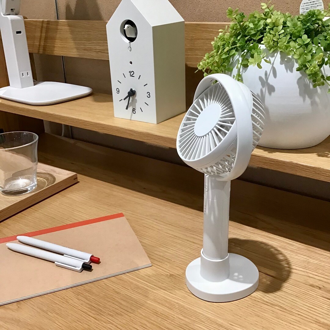 スタンドを使ってデスクで使用する様子