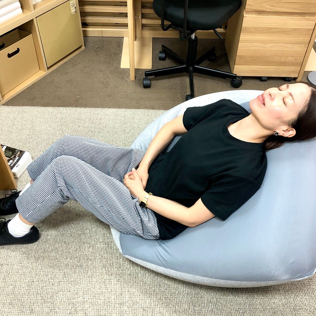 体にフィットするソファでお昼寝