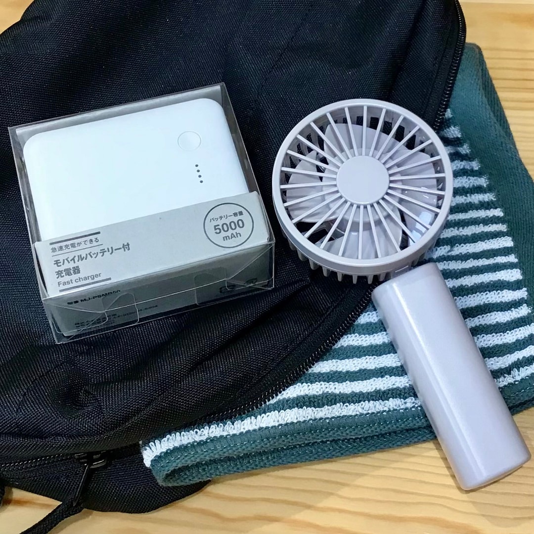 モバイルバッテリーとハンディファンの写真
