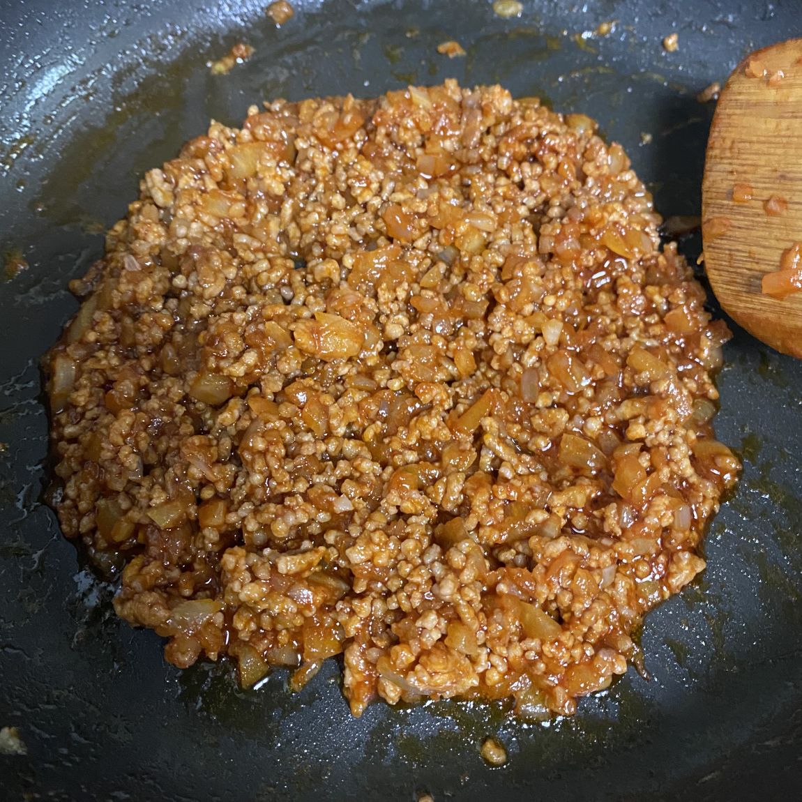 バターキチンの素とひき肉、玉ねぎ炒める