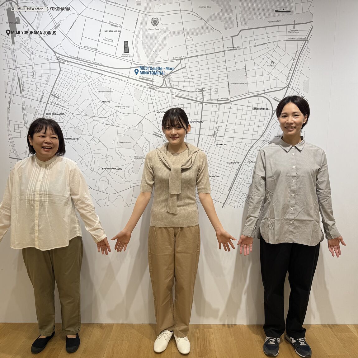コットンイージーパンツを履いている3人の写真