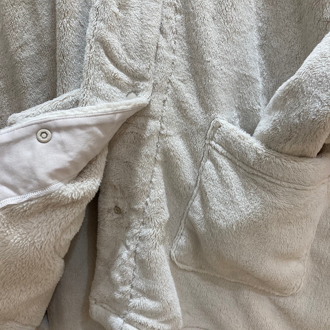 スナップボタンで着やすいです