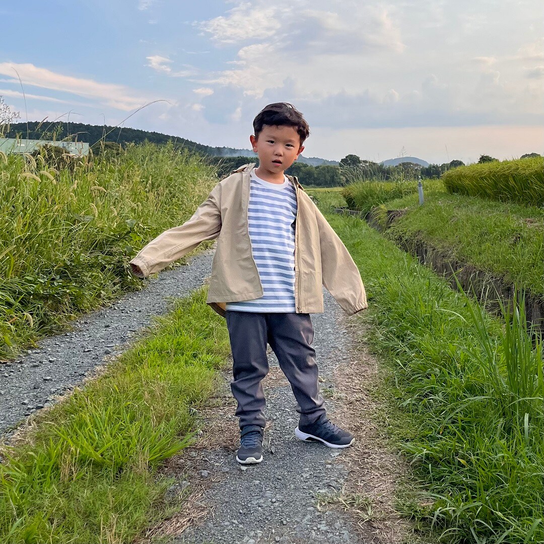 子ども服　撥水フードジャケット