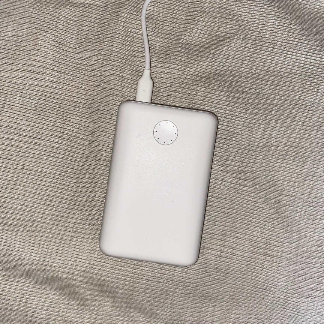 モバイルバッテリー充電中
