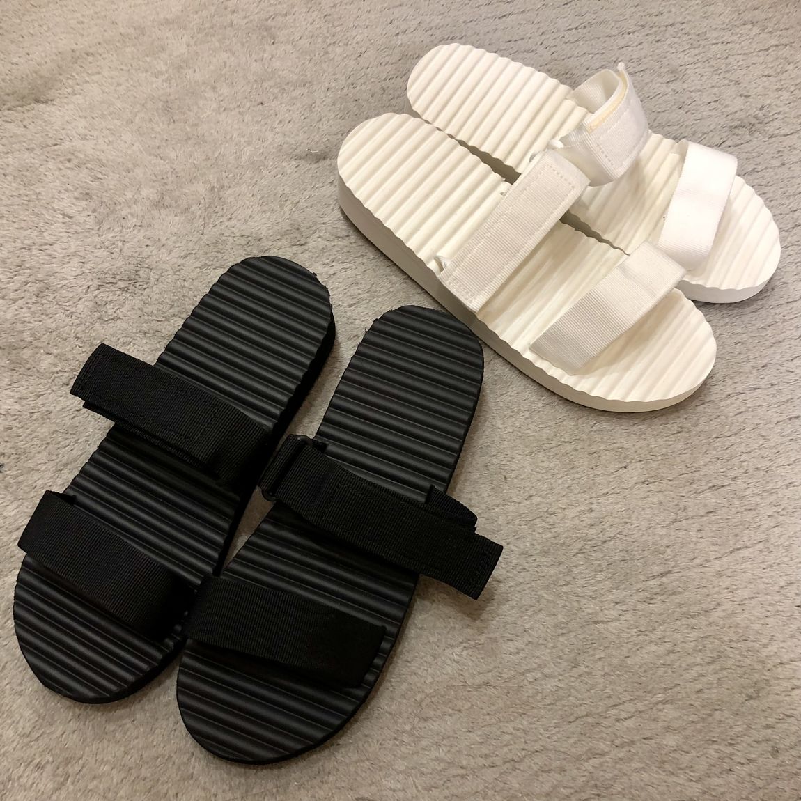 甲の高さで調節できるサンダル