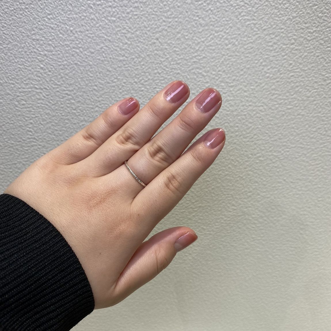 ネイルカラーを塗った手の写真