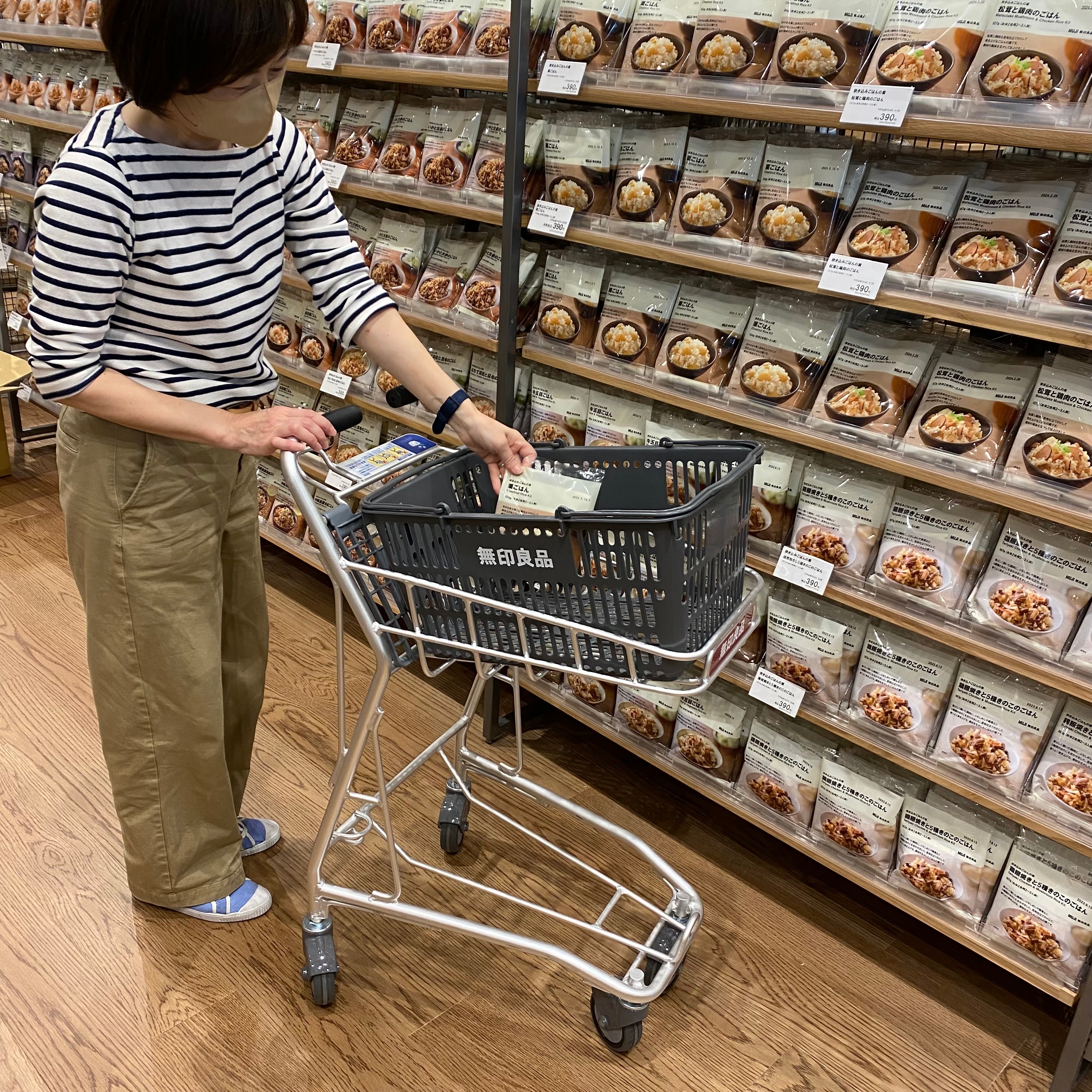 ショッピングカートを使用している写真