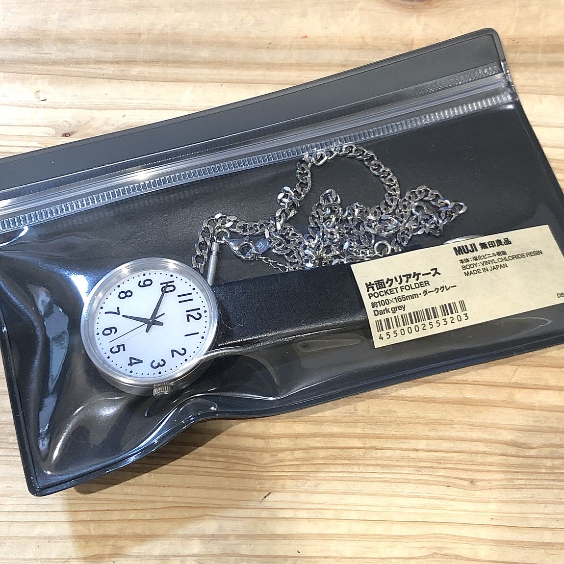 片面クリアケース　時計とネックレスを入れている写真