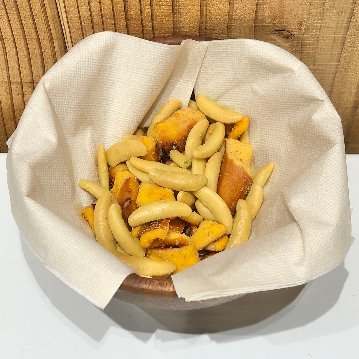 プレッツェルと柿の種（チェダーチーズ味、えだまめ味）　2種類を混ぜてお皿に盛った写真　