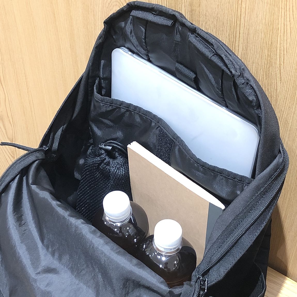 撥水リュック　PC、ペットボトル、ノートを詰めた中身を撮った写真