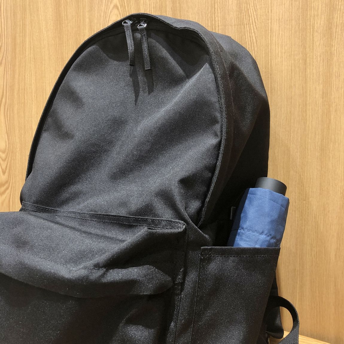 撥水リュック　折り畳み傘をサイドポケットに入れている写真