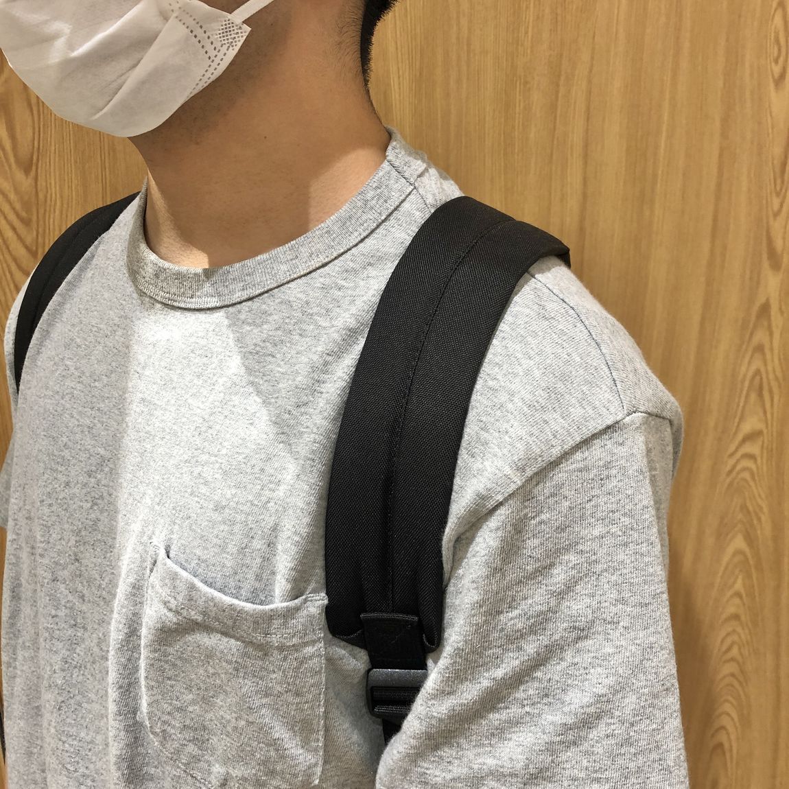 撥水リュック　肩のショルダーパッドを撮っている写真