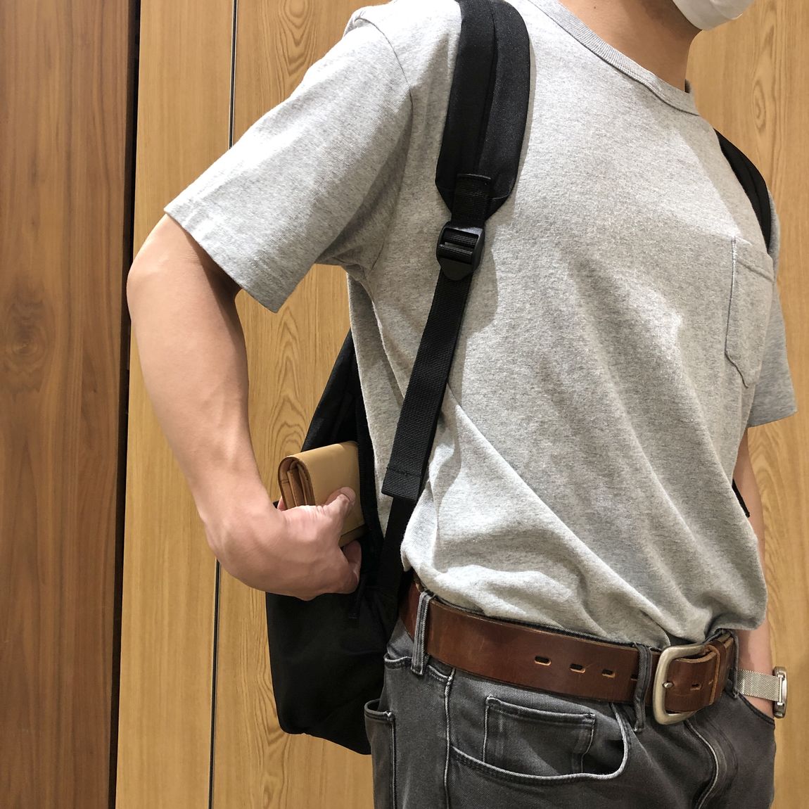 撥水リュック　背面ポケットからお財布を取り出している写真