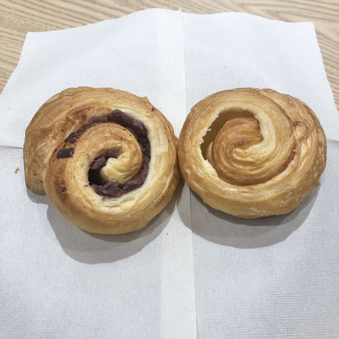 糖質10g以下のパン　あんデニッシュとカスタードクリームデニッシュを並べて撮った写真