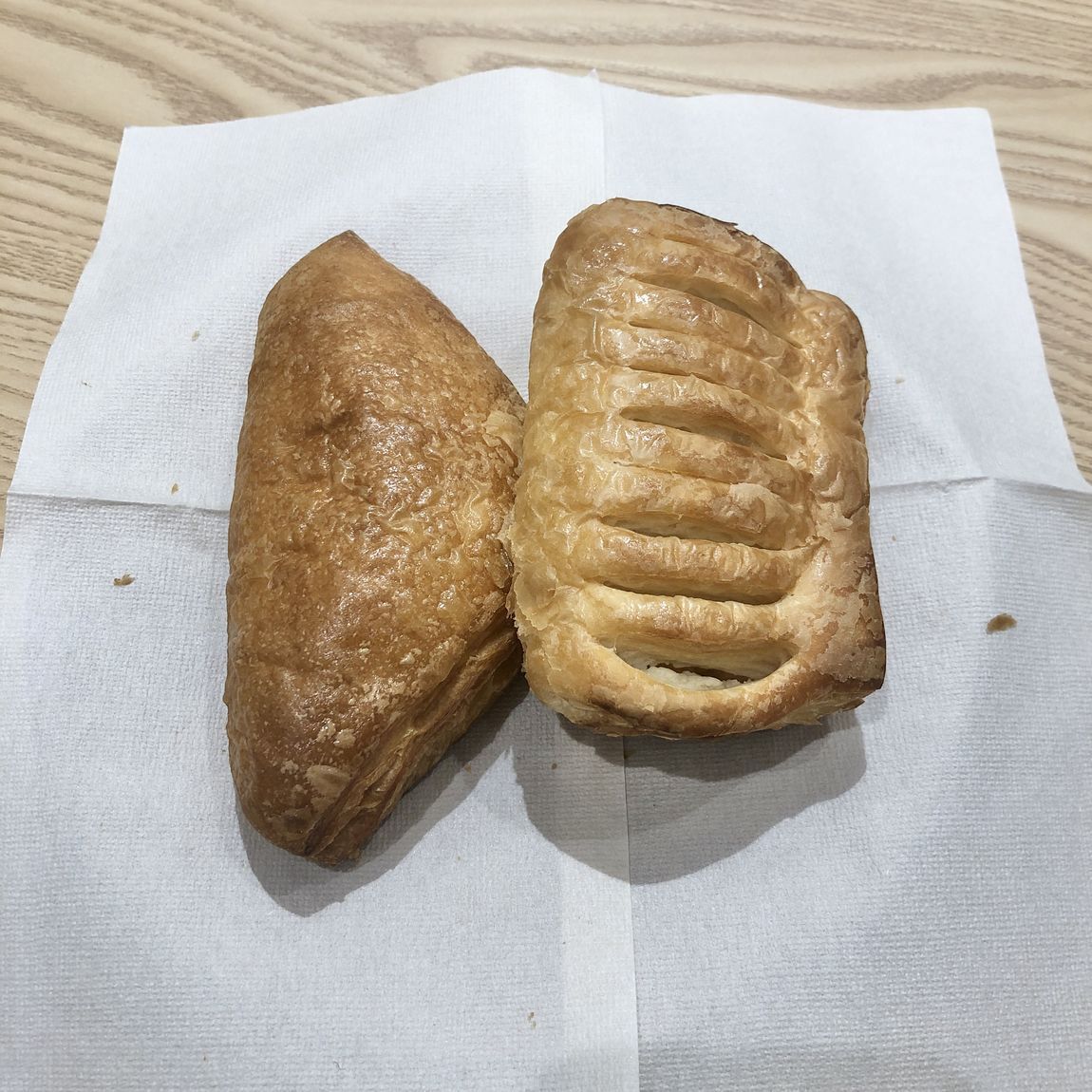糖質10g以下のパン　カレーデニッシュとチーズクリームデニッシュを並べて撮った写真
