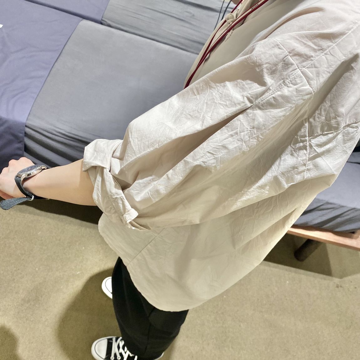 結び釦シャツ　袖をまくったところを撮った写真