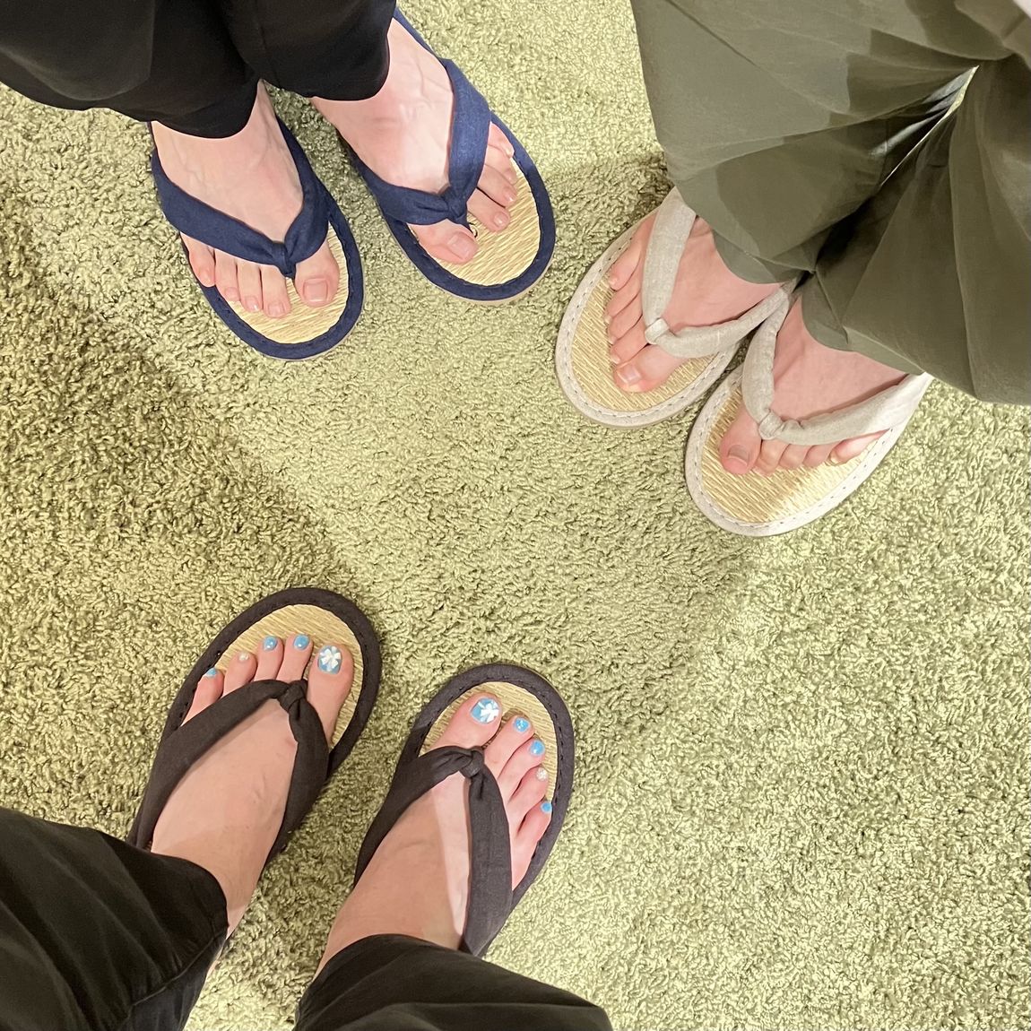 イ草スリッパ　はいているところ