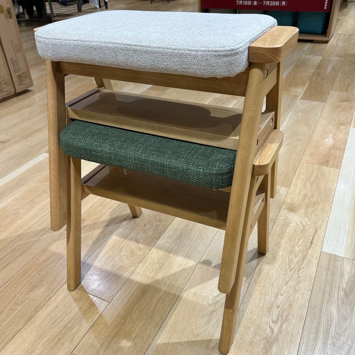 重ねてあるスタッキングスツール