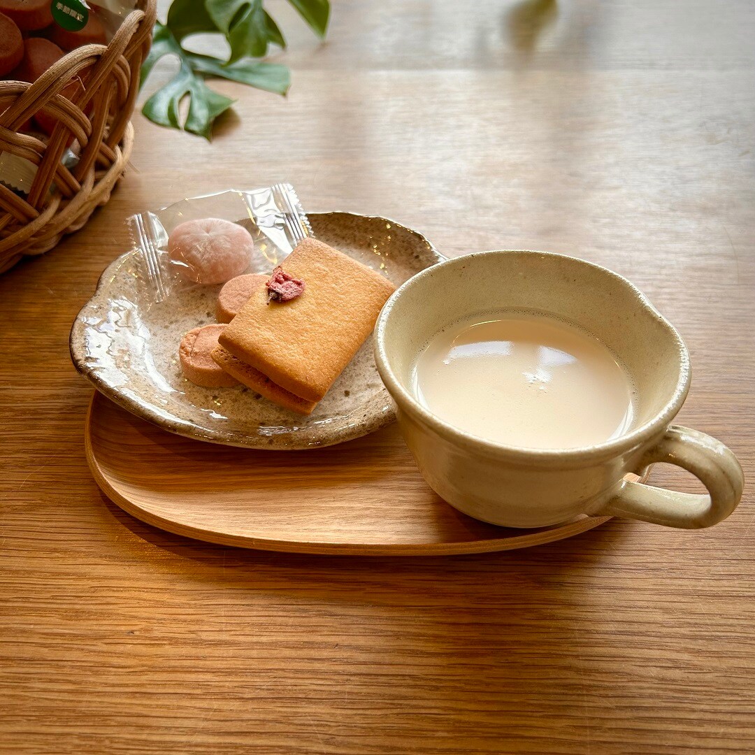 お菓子とお茶の写真です。