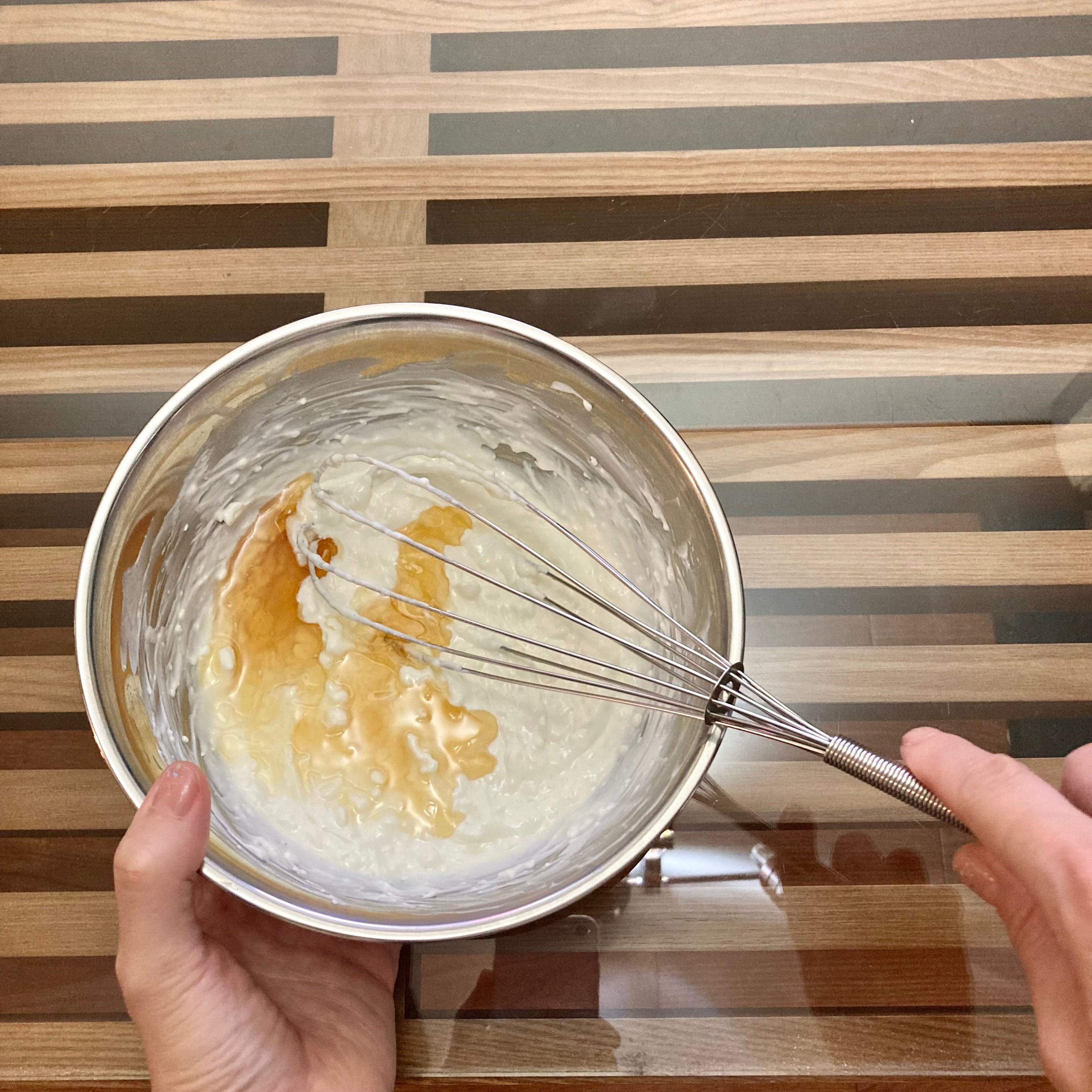 ボウルで材料を混ぜている写真