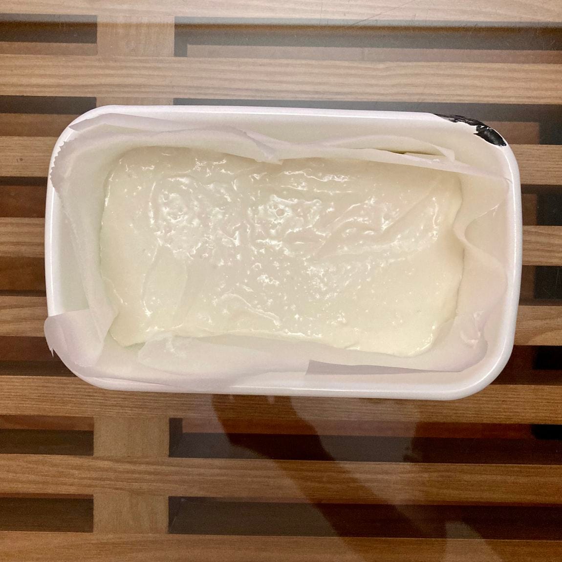 バットで材料を冷やしている写真