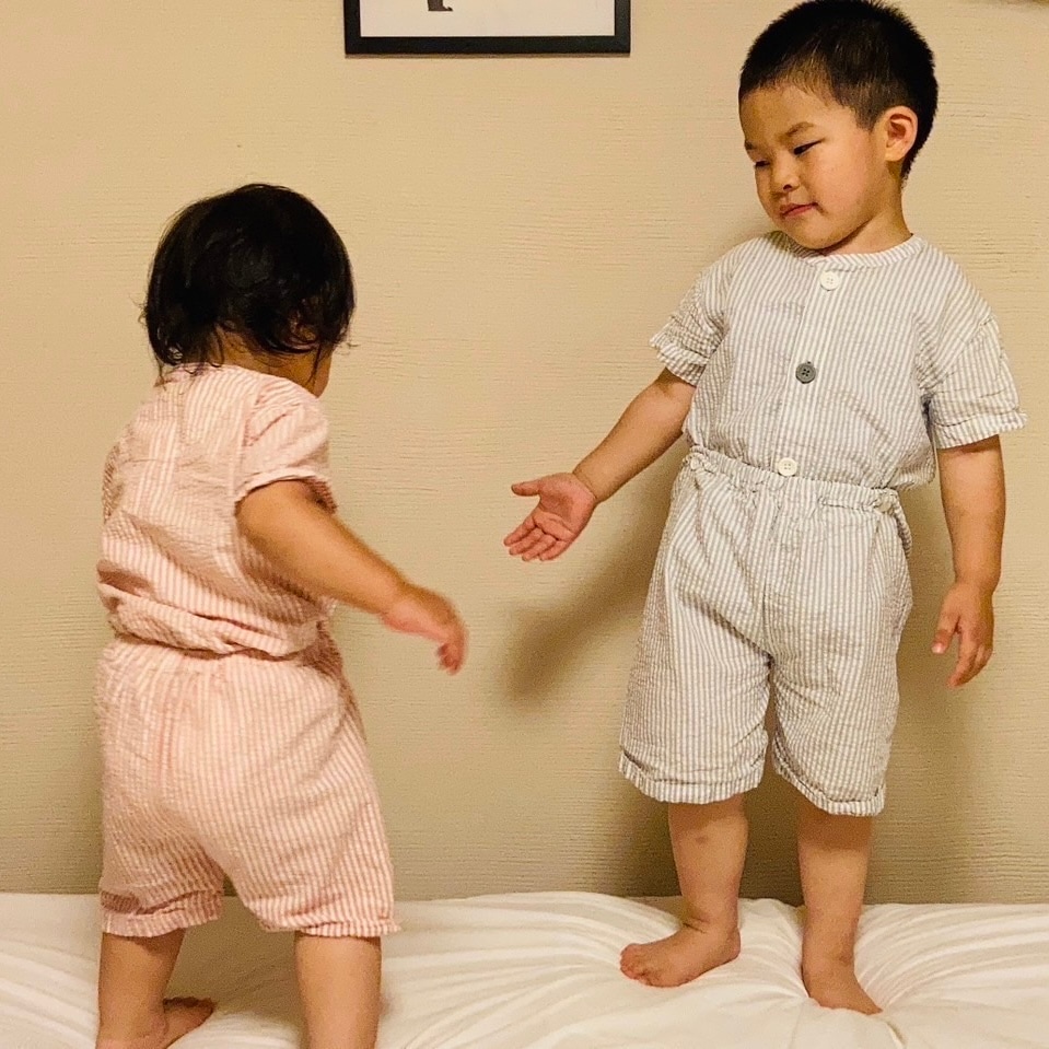 手をつなごうとしている兄妹
