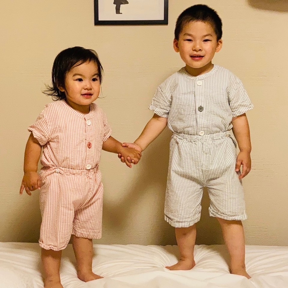 手をつないでいる兄妹