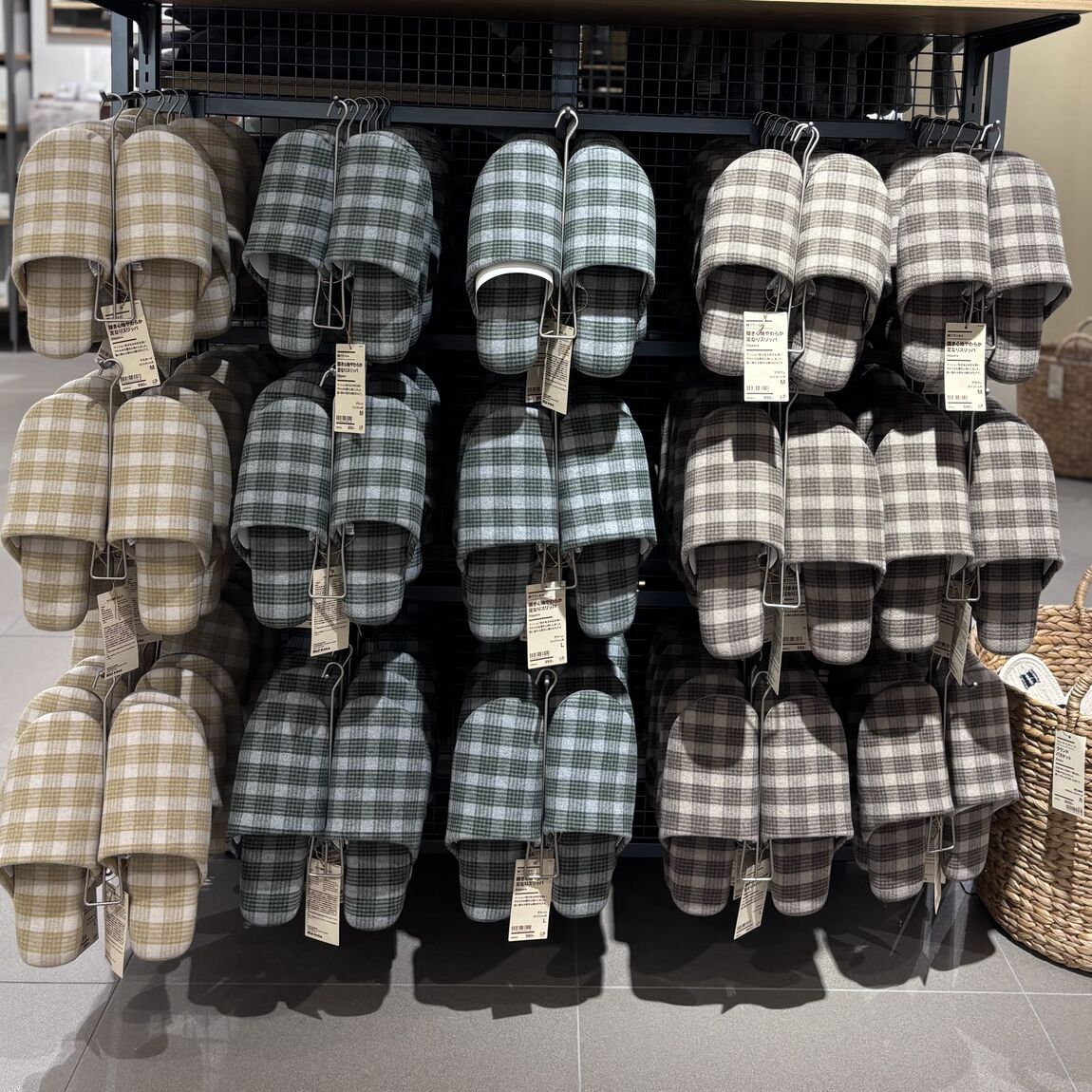 【具志川メインシティ】おすすめ「綿フランネル履き心地やわらか足なりスリッパ」