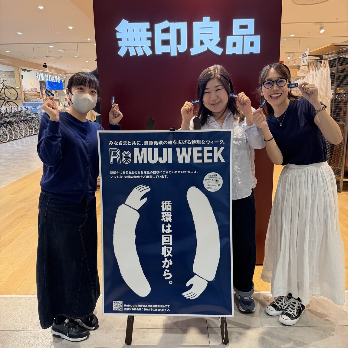 ステッカーを持っている写真
