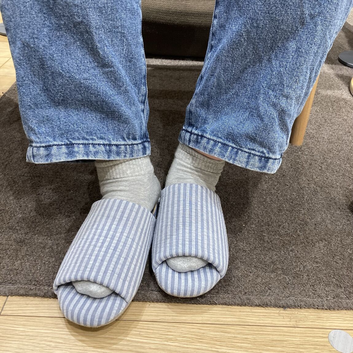 ブルーのスリッパの着用画像