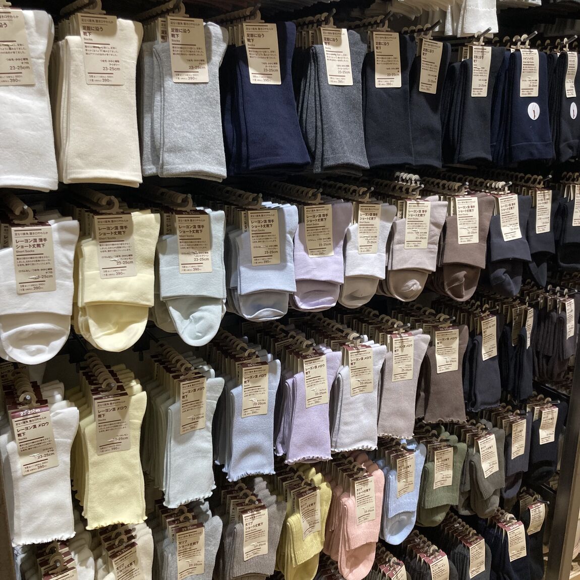 靴下がずらりと並んでいる様子