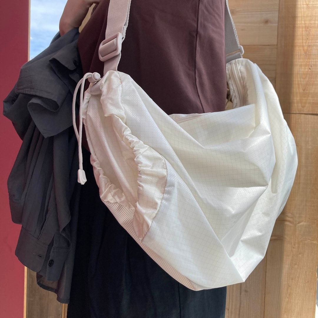白いショルダーバッグのアップ