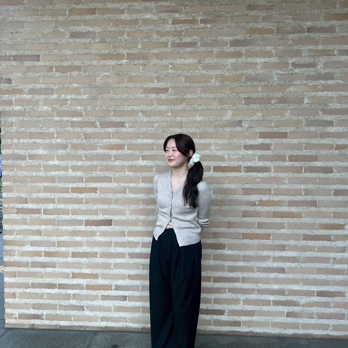 婦人服　リブ編みVネックカーディガンとリヨセル混イージーワイドパンツの写真