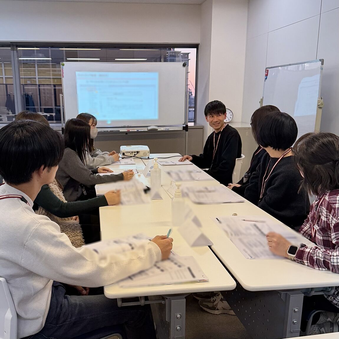 スタッフで話してる写真