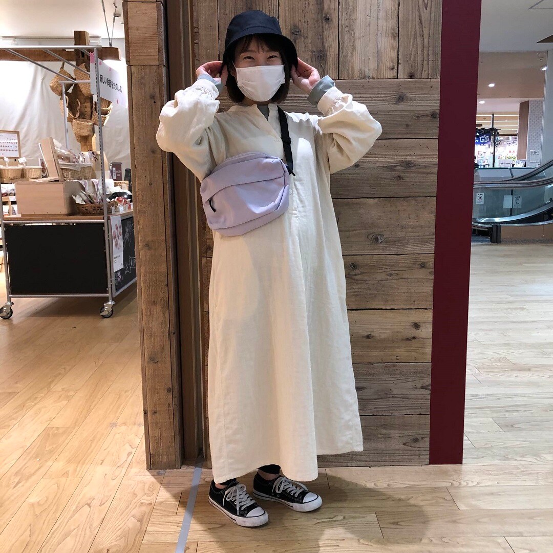 ワンピースでコーディネートした笑顔のスタッフ