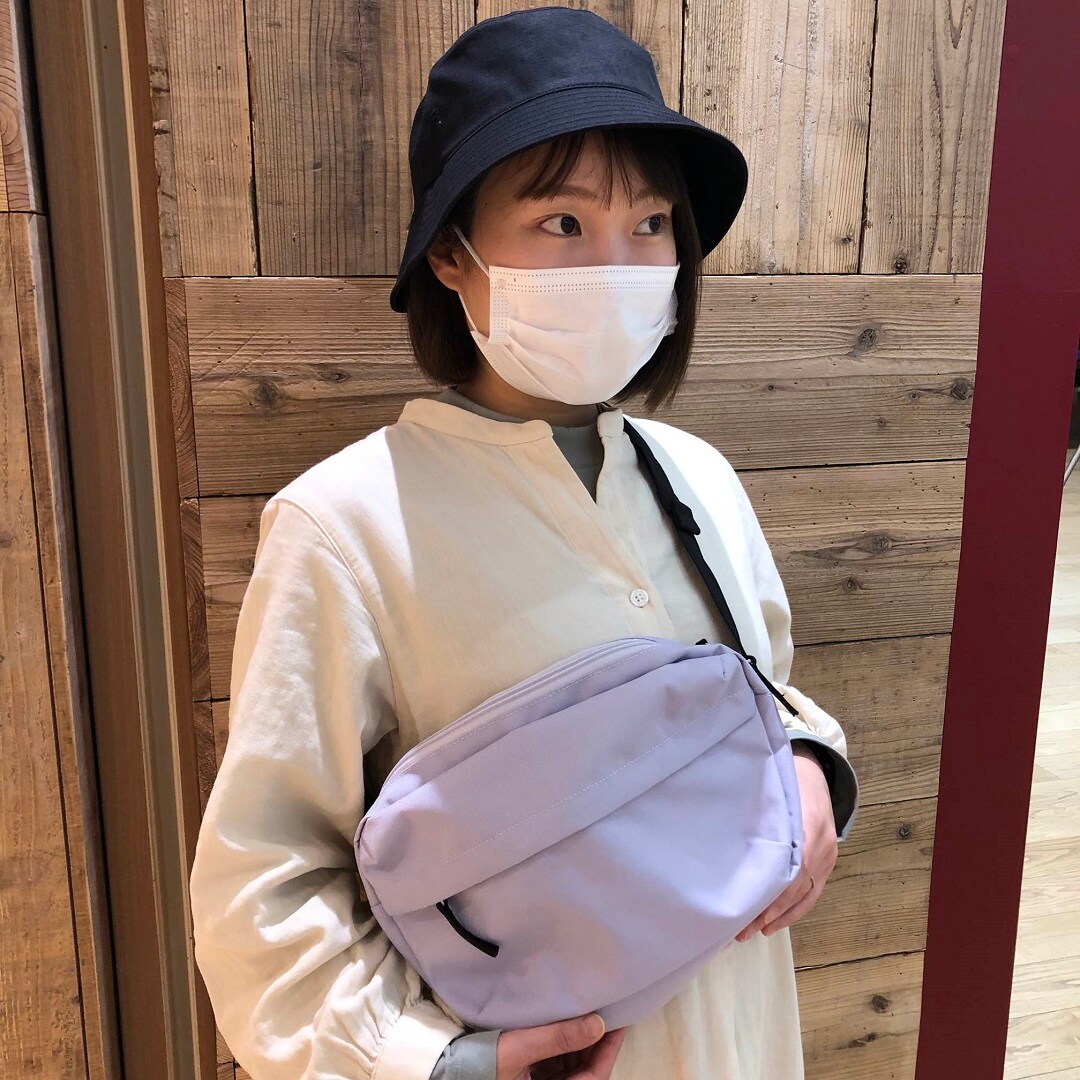 ハットとショルダーバッグのアップ写真