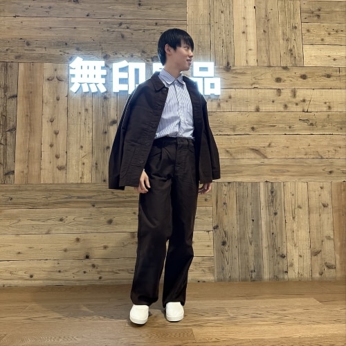 上着を羽織った男性の画像