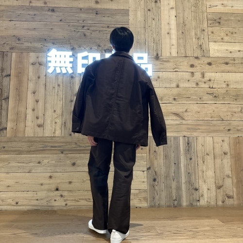 後ろを向いた男性の画像