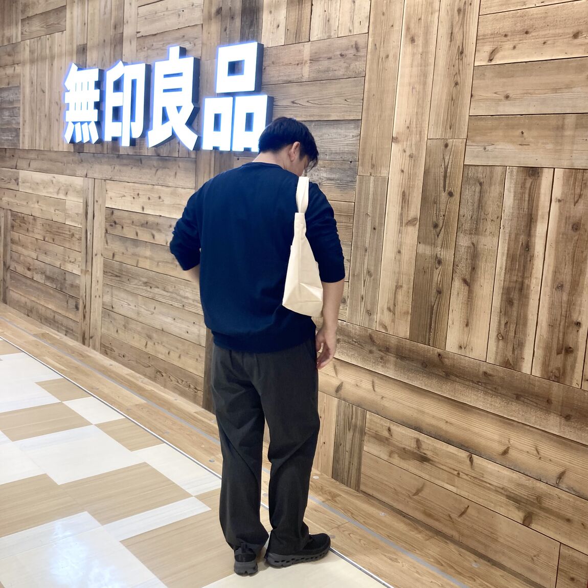 クルーネック長袖Ｔシャツの後ろ姿写真