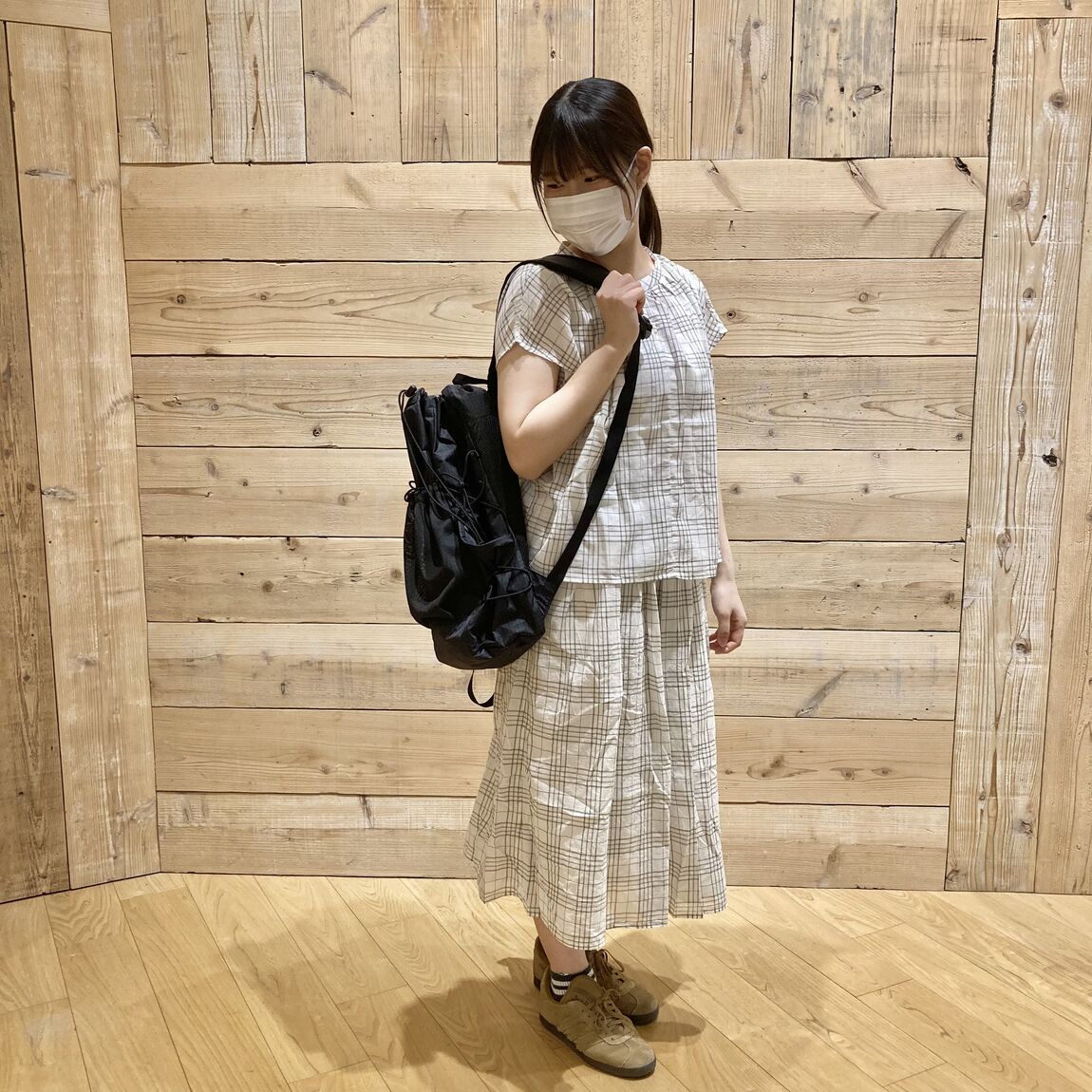 強撚スカートと強撚ブラウスを着用着用している。