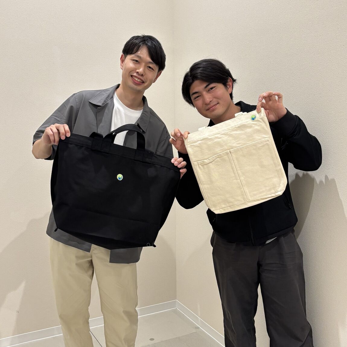 男性がバッグもってる