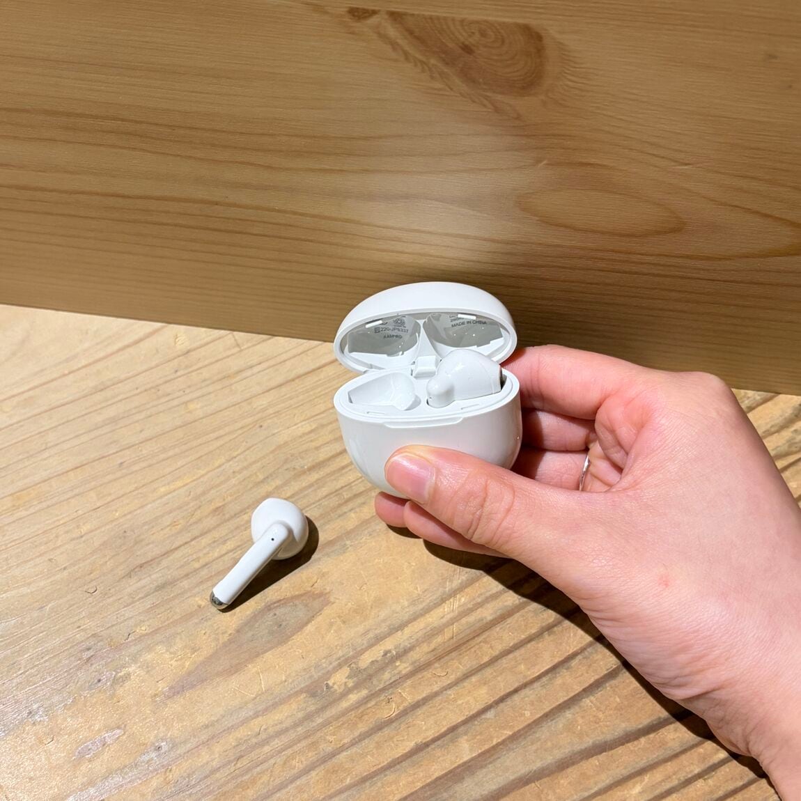 夏のお出かけのお供　ヘッドホンとワイヤレスイヤホン_r2nTWO