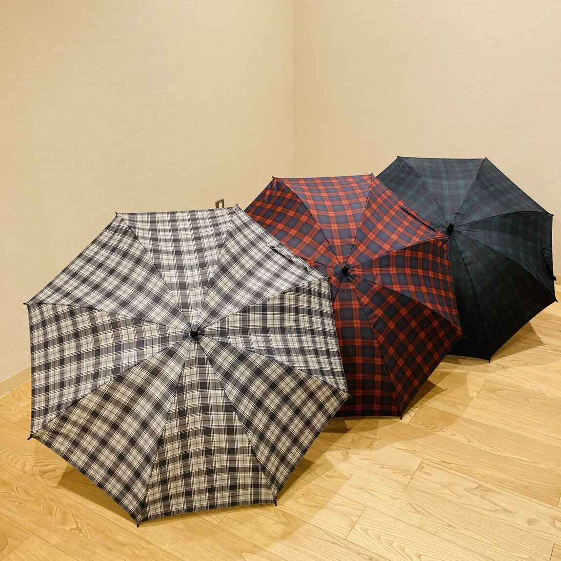 春雨兼用しるしのつけられる傘が写っている