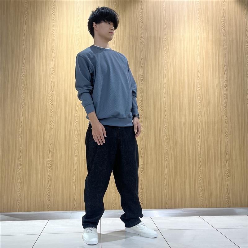 男性スタッフがポージングしてます