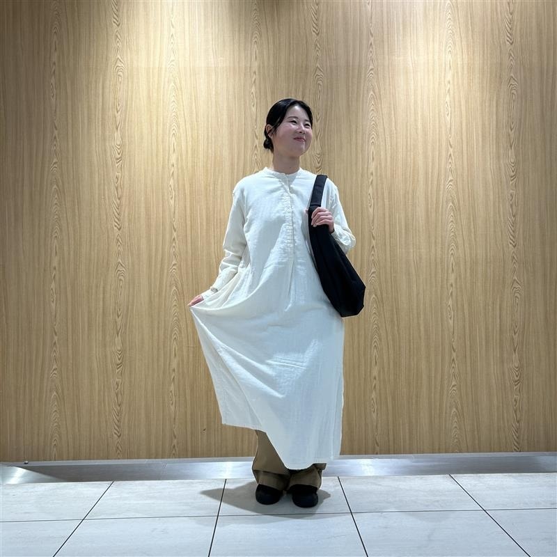 女性スタッフ　ワンピース