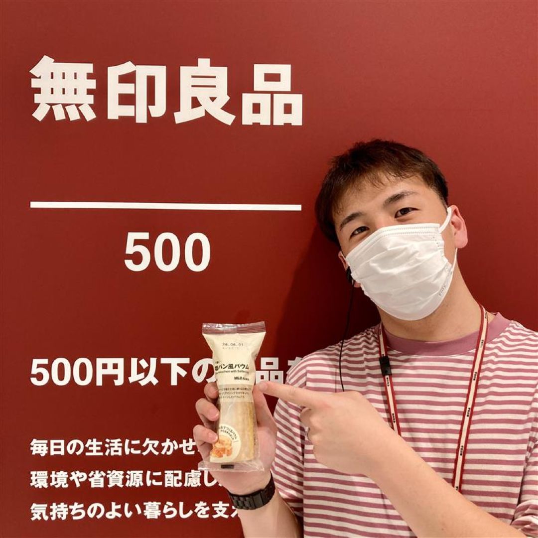 試食アイテムを紹介するスタッフ