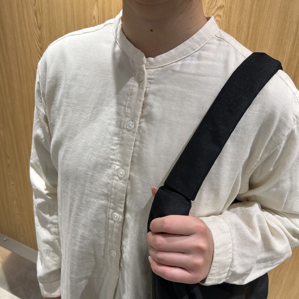 女性スタッフ　長袖ワンピース　生成