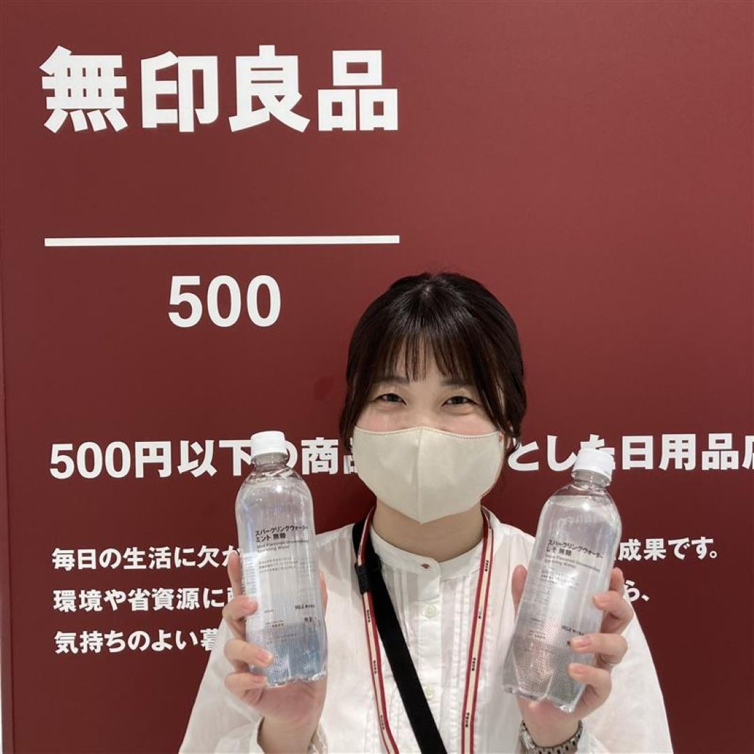 試食アイテムを紹介するスタッフ